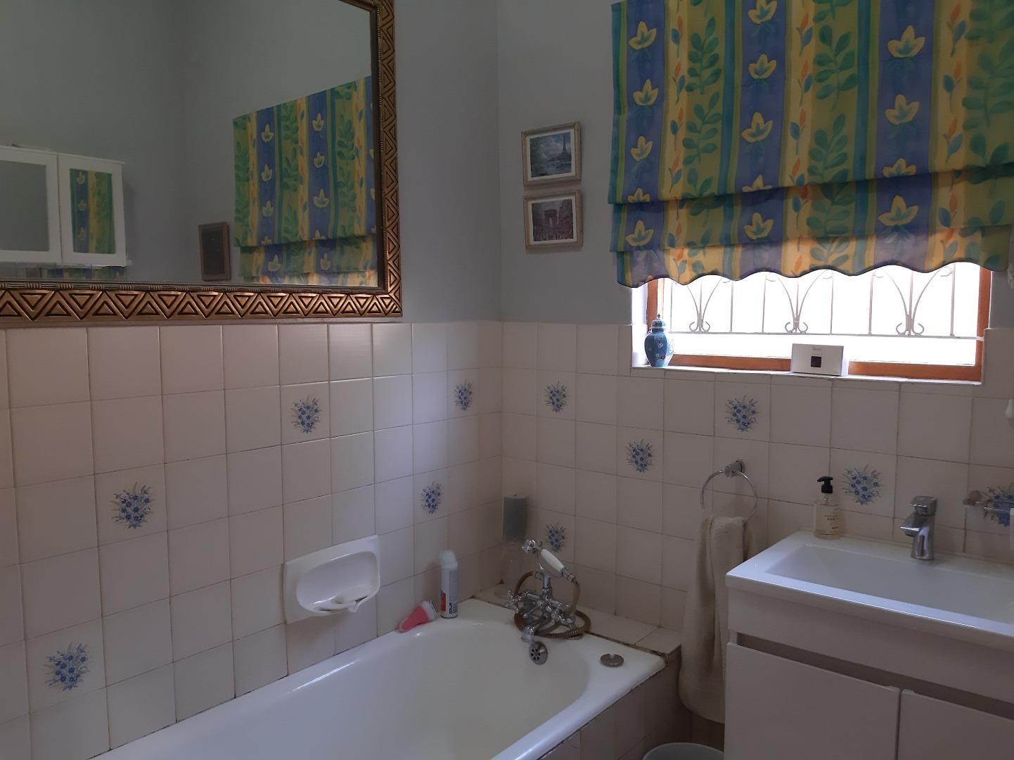 711826_BATHROOM_TOILET_(4).jpg
