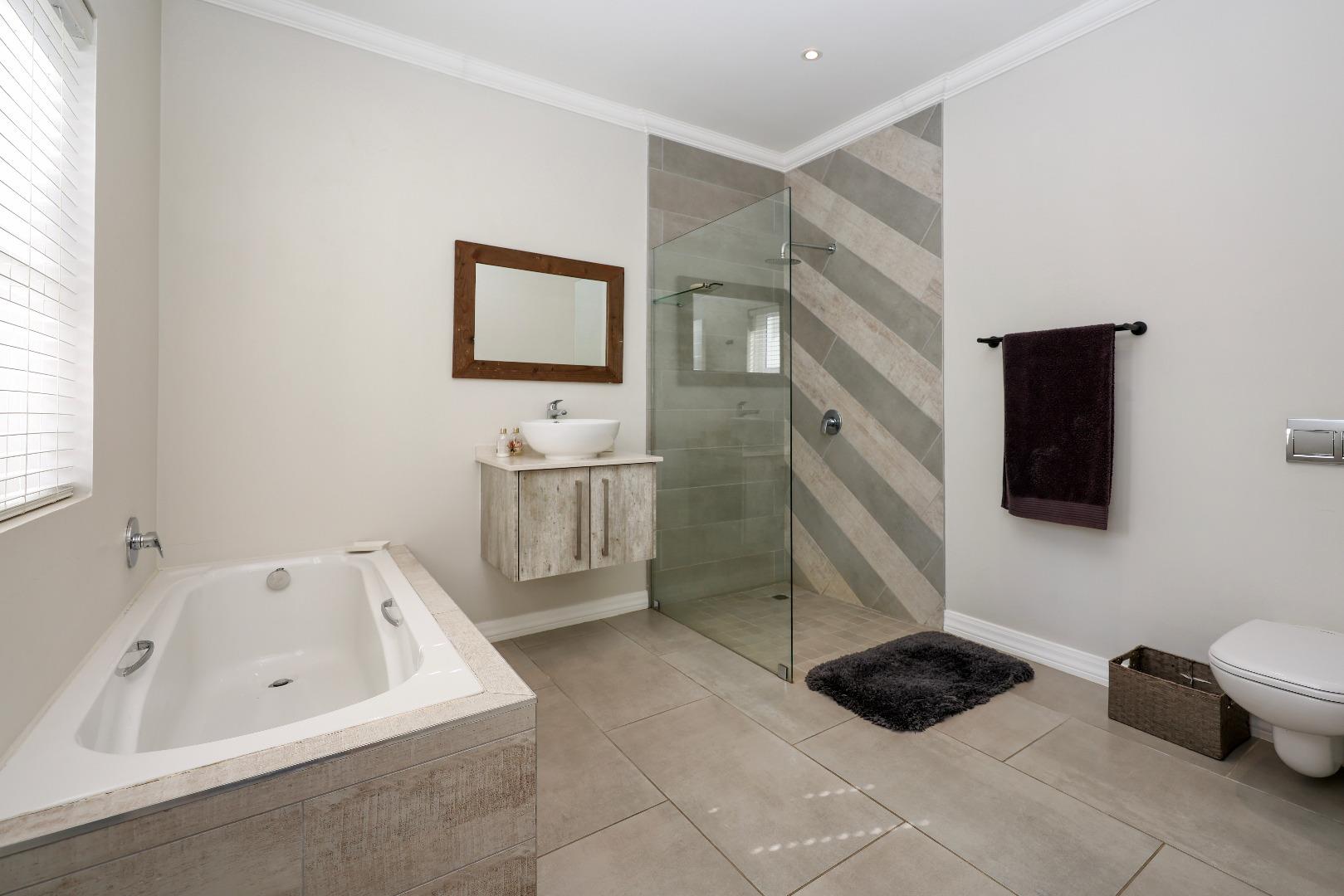765265_Bathroom_2.JPG