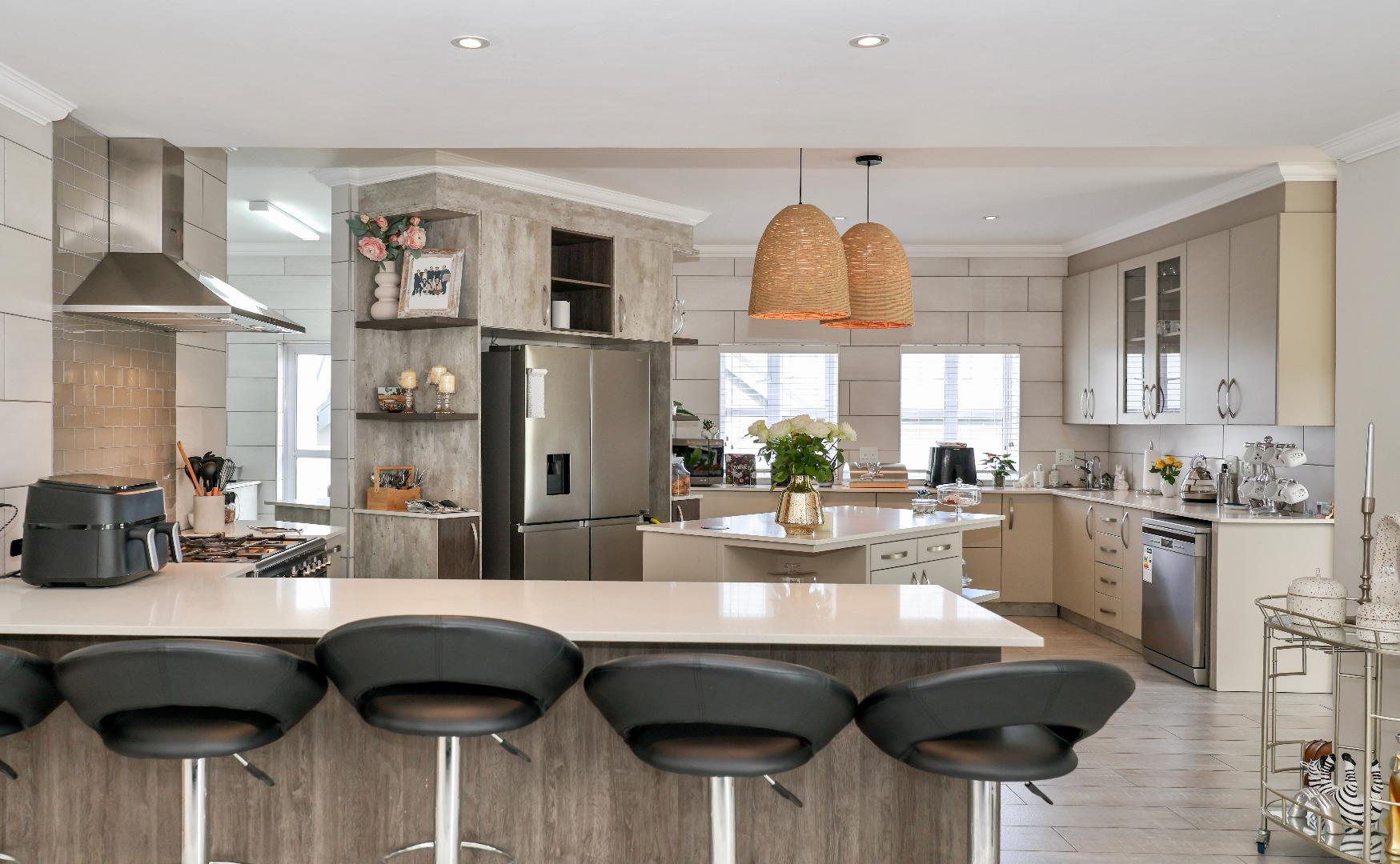 765265_Kitchen.JPG