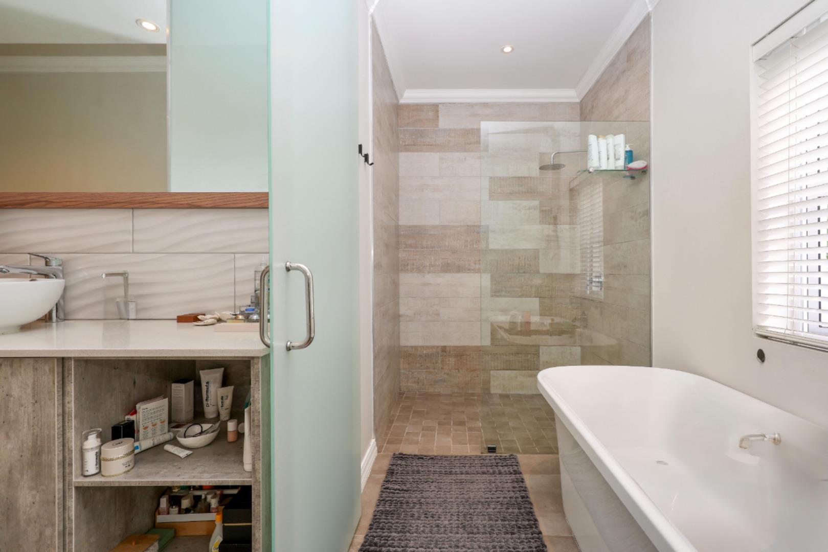 765265_Main_bathroom.edit.JPG